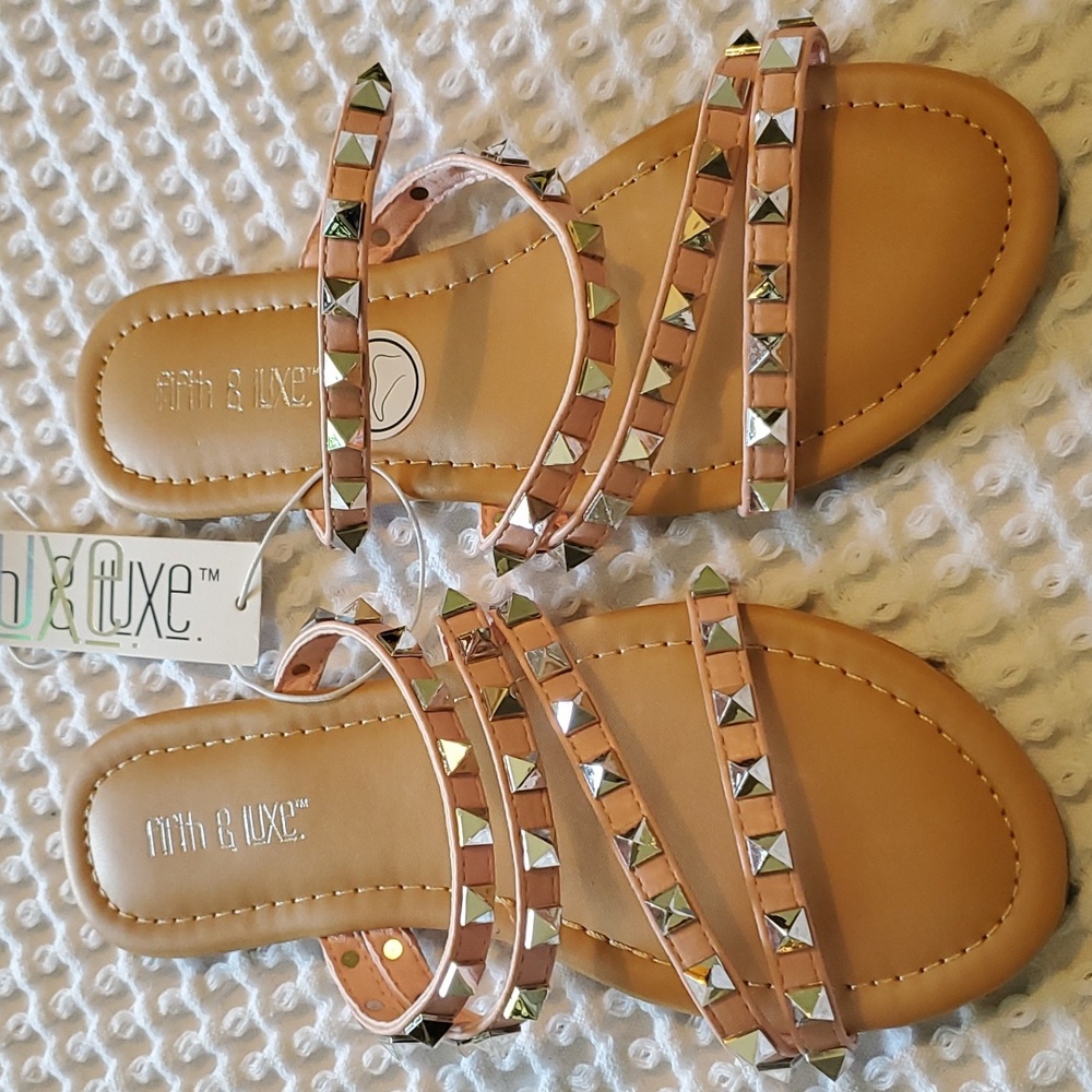 NWT sandles